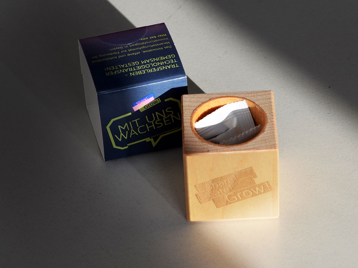 ecocube, Pflanze im Holzwürfel mit Branding, Logo, Veranstaltung TRANSFERLEBEN